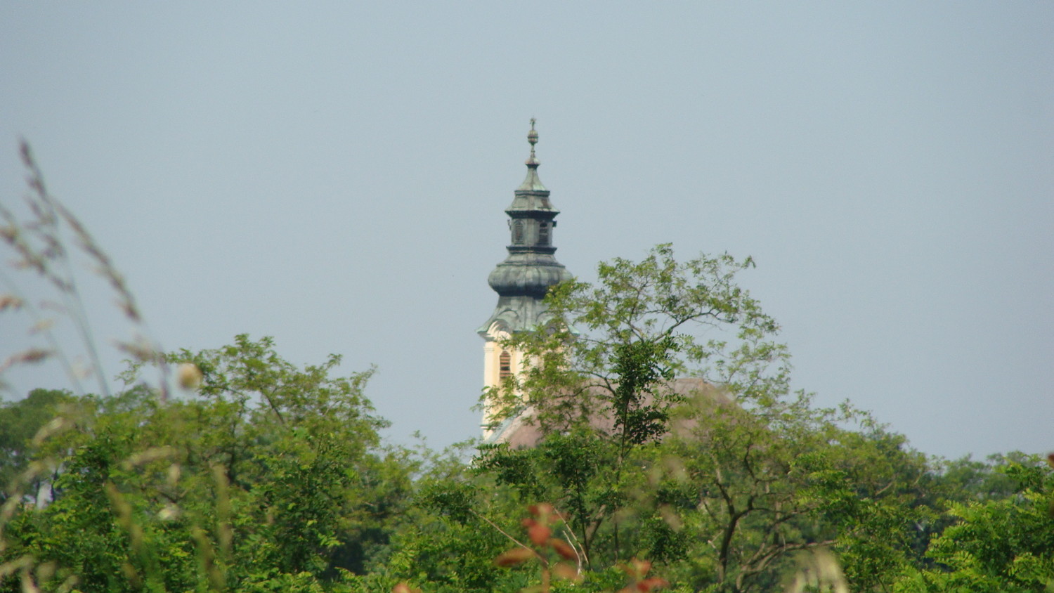 Felpéc, templomtorony távolból