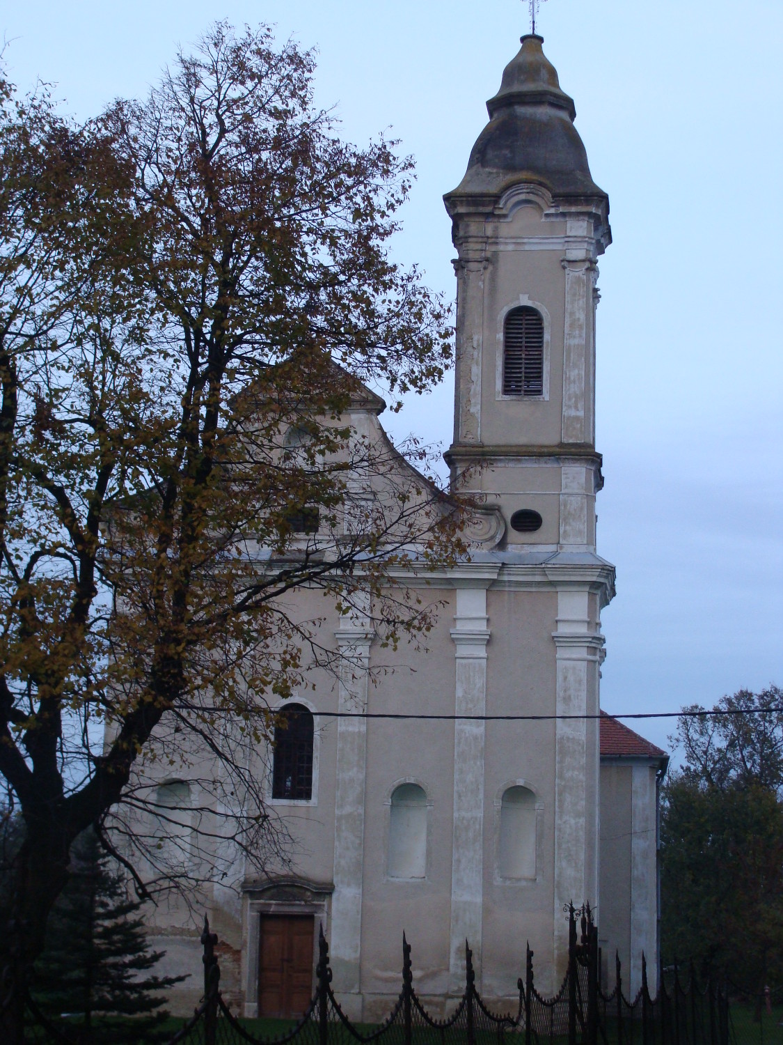 Vadosfai templom szemből