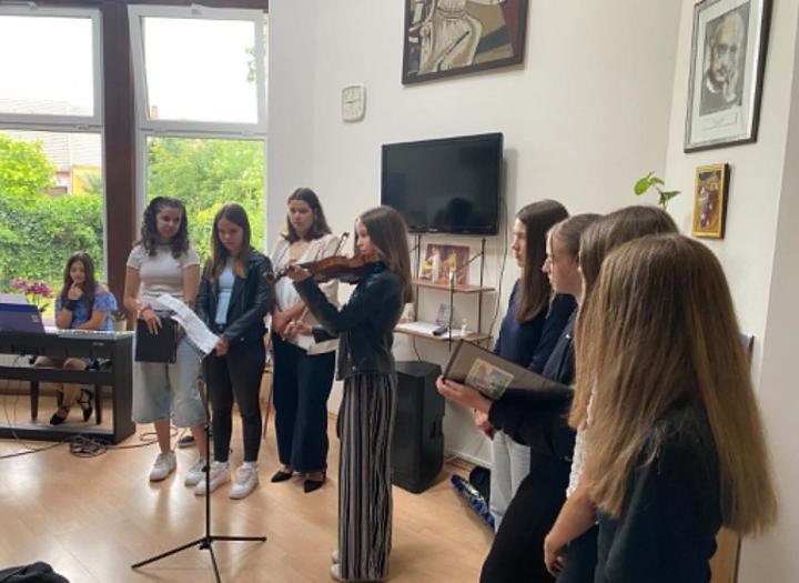 Az irodalom összeköt – könyvheti program idősek és diákok részvételével Az irodalom összeköt – könyvheti program idősek és diákok részvételével
